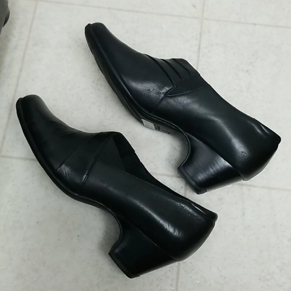 CLARKS Everyday leather slip on shoes kitten heel